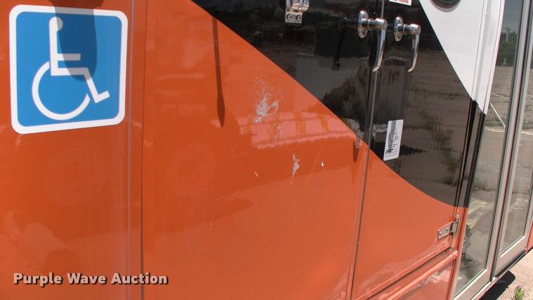 image for item DP9284 2009 Ford Econoline E450 shuttle bus