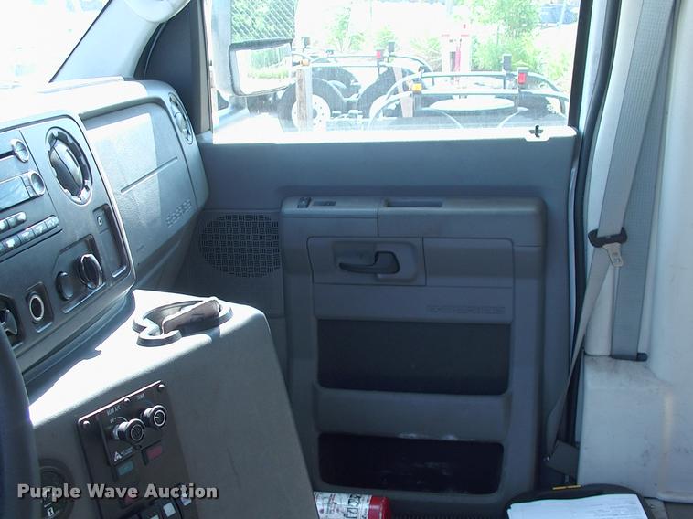 image for item DP9292 2009 Ford Econoline E450 shuttle bus