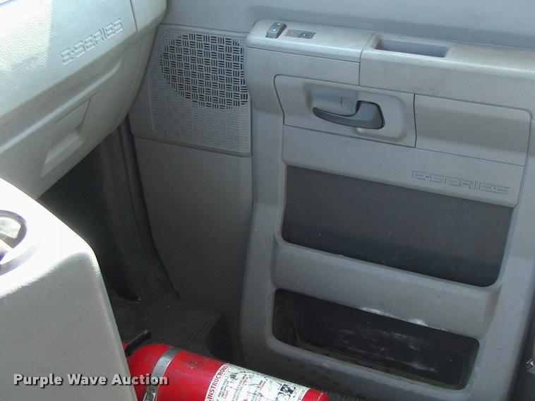 image for item DP9292 2009 Ford Econoline E450 shuttle bus