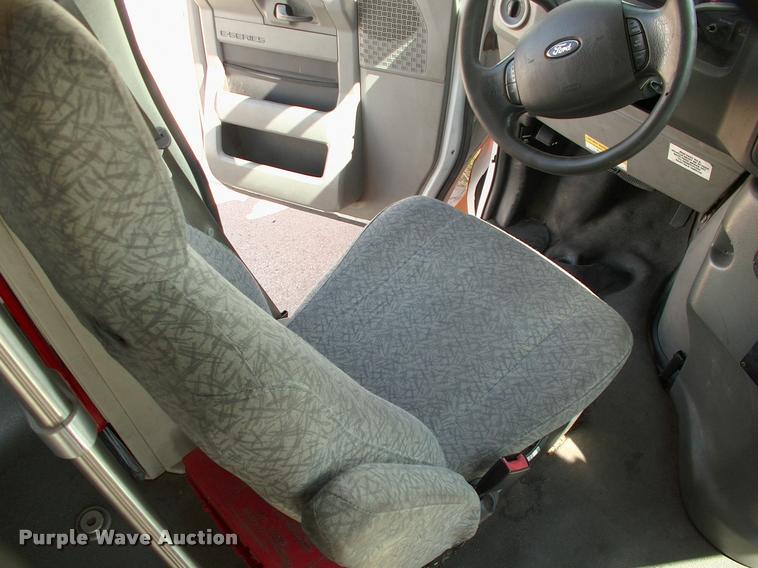 image for item DP9292 2009 Ford Econoline E450 shuttle bus