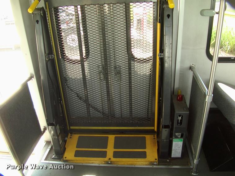 image for item DP9292 2009 Ford Econoline E450 shuttle bus