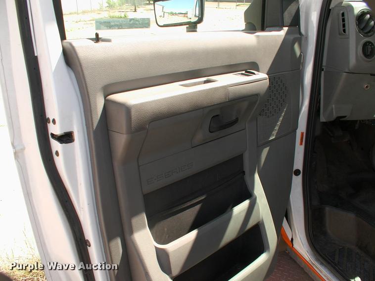 image for item DP9292 2009 Ford Econoline E450 shuttle bus