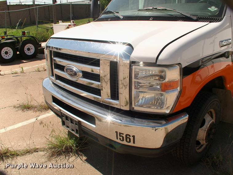 image for item DP9292 2009 Ford Econoline E450 shuttle bus