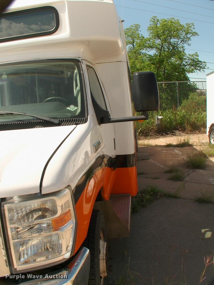 image for item DP9292 2009 Ford Econoline E450 shuttle bus