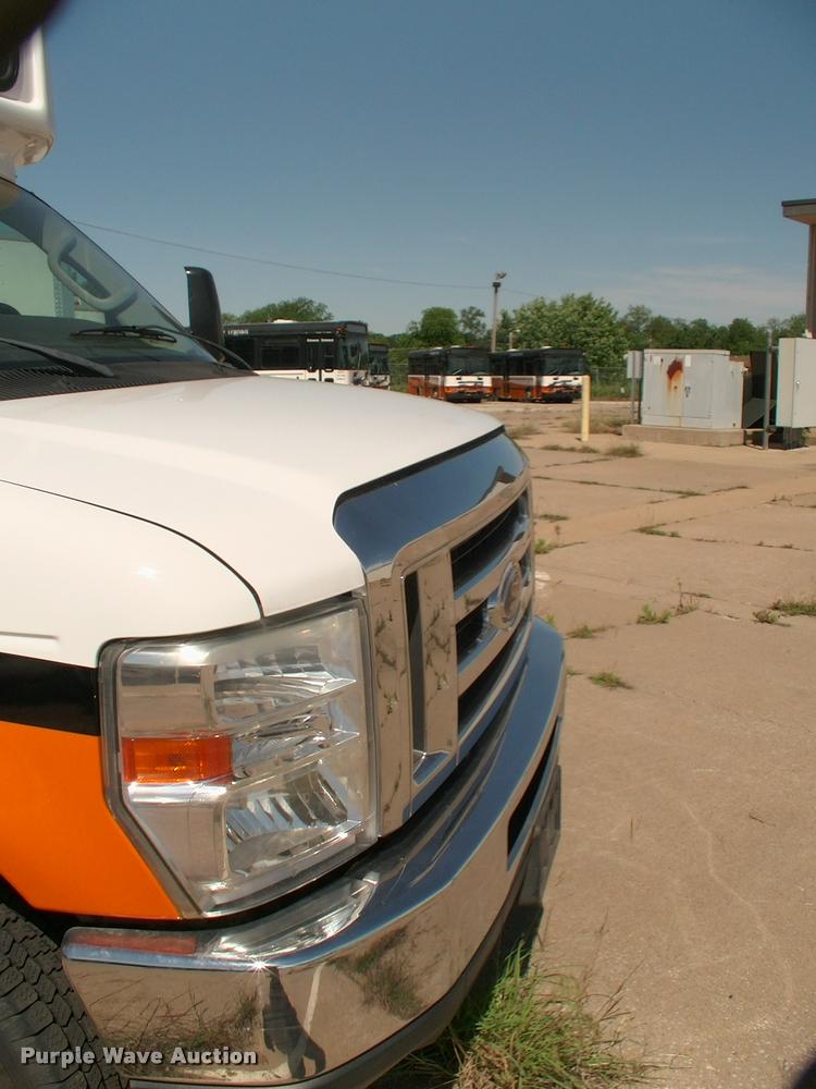 image for item DP9292 2009 Ford Econoline E450 shuttle bus