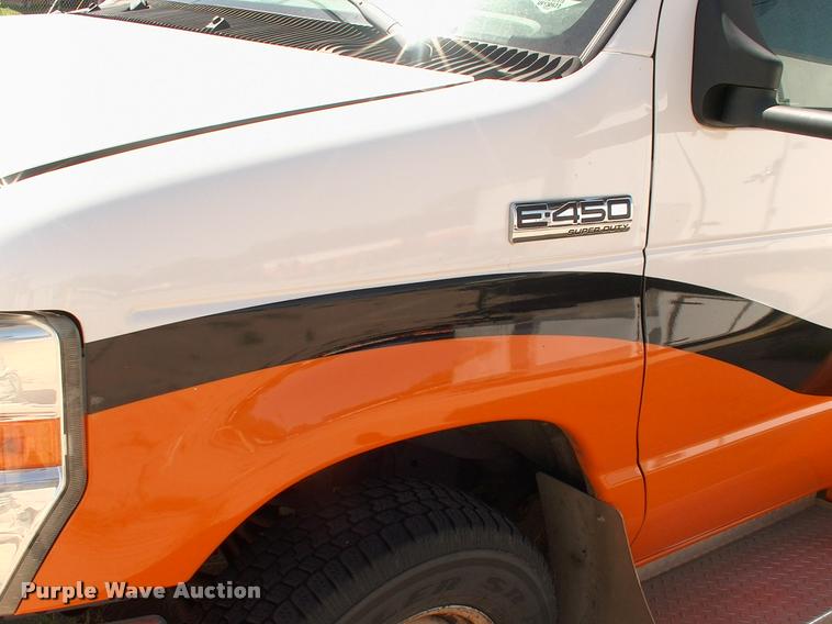 image for item DP9292 2009 Ford Econoline E450 shuttle bus