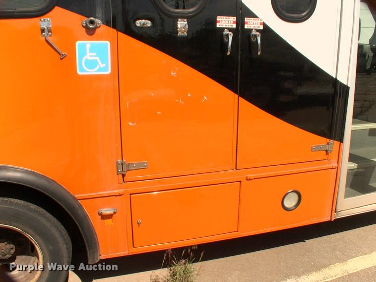 image for item DP9292 2009 Ford Econoline E450 shuttle bus