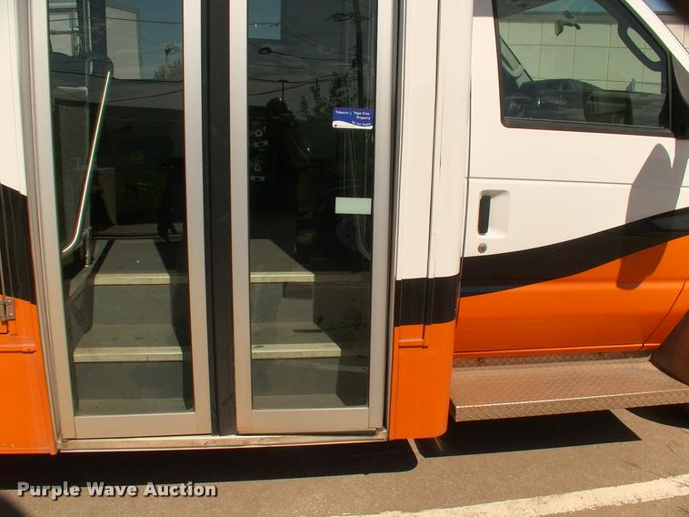 image for item DP9292 2009 Ford Econoline E450 shuttle bus