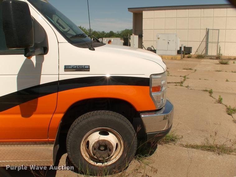 image for item DP9292 2009 Ford Econoline E450 shuttle bus