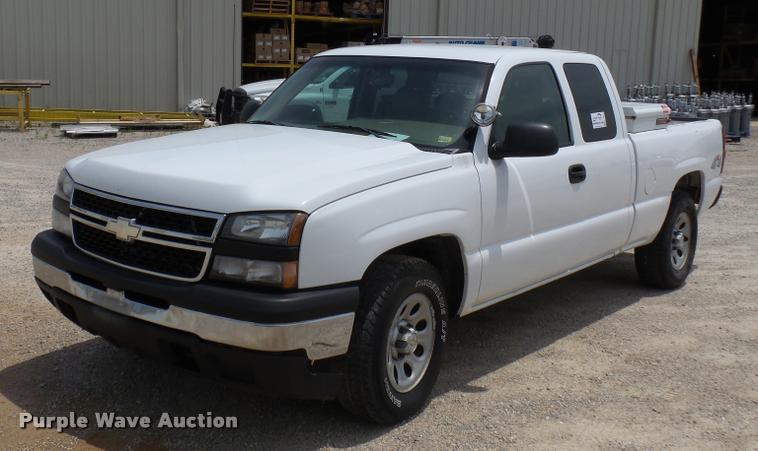 image for item K3271 2006 Chevrolet Silverado 1500 Ext. Cab pickup truck