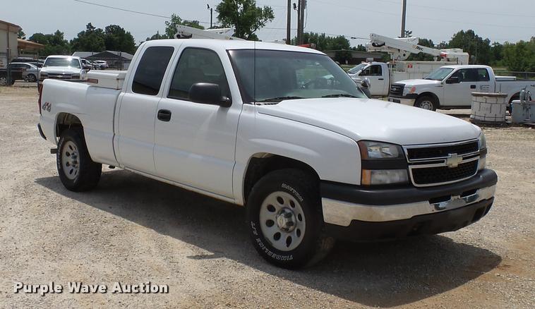 image for item K3271 2006 Chevrolet Silverado 1500 Ext. Cab pickup truck
