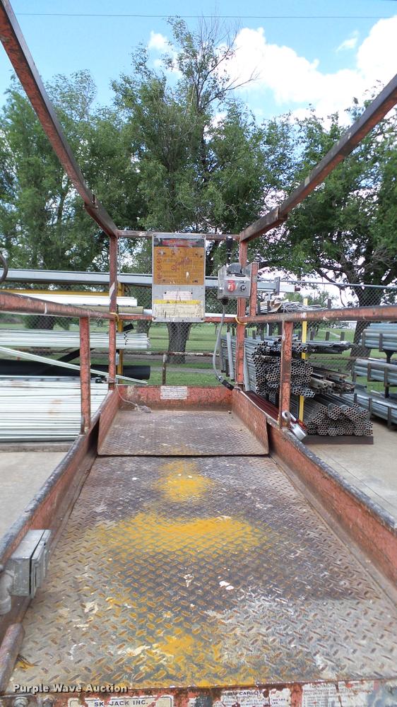 image for item DA6185 Sky Jack SJII 3220 scissor lift
