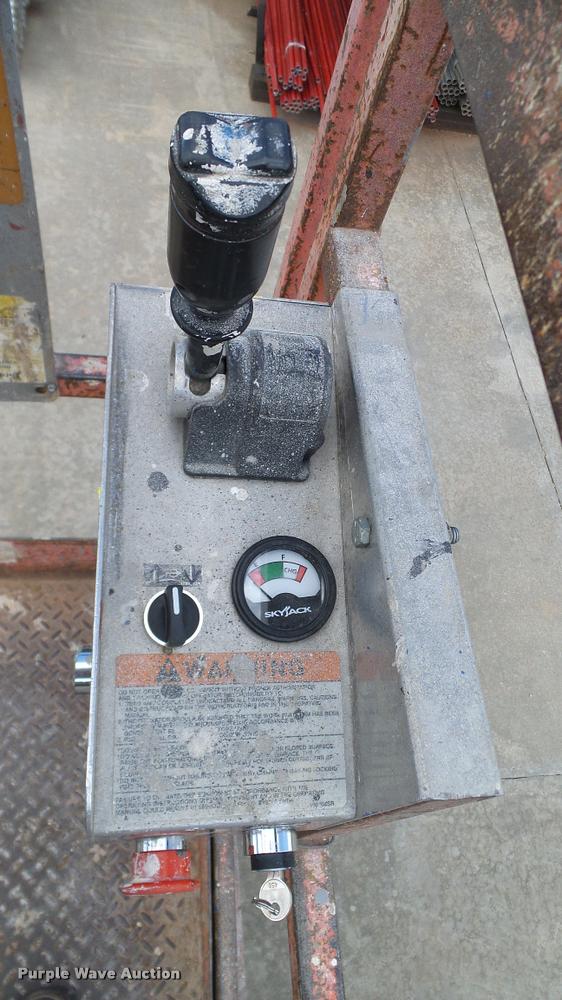 image for item DA6185 Sky Jack SJII 3220 scissor lift