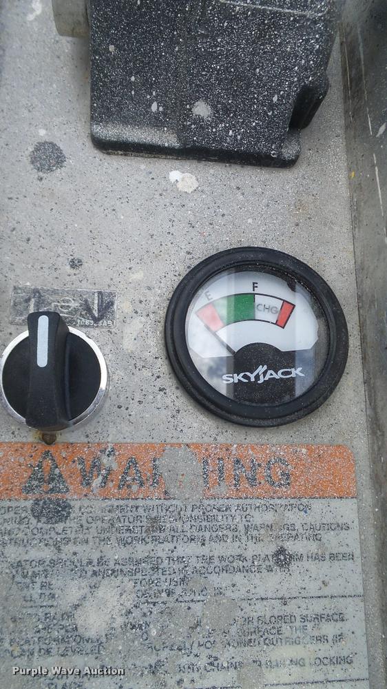 image for item DA6185 Sky Jack SJII 3220 scissor lift