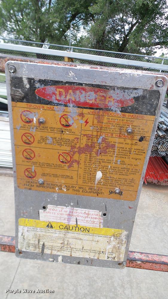 image for item DA6185 Sky Jack SJII 3220 scissor lift