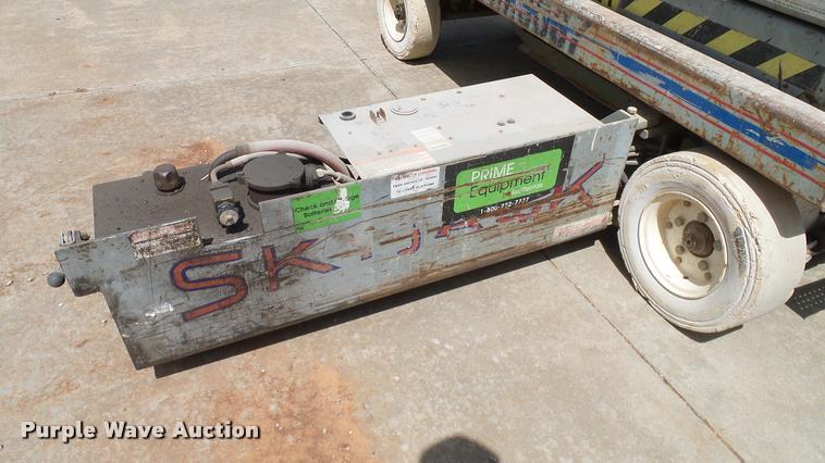 image for item DA6185 Sky Jack SJII 3220 scissor lift