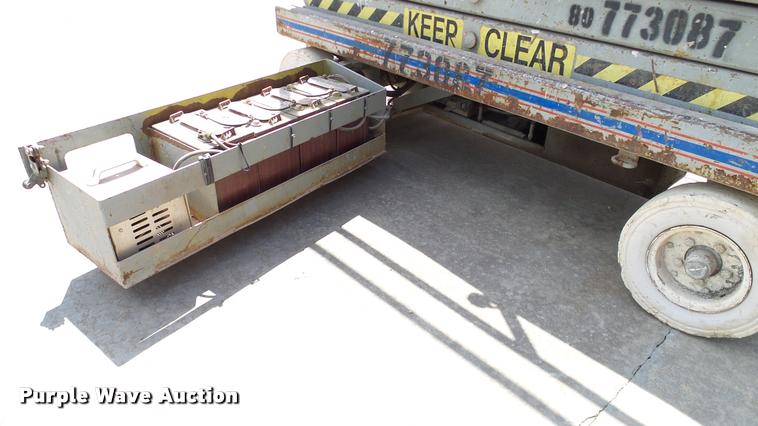 image for item DA6185 Sky Jack SJII 3220 scissor lift