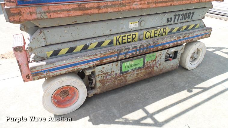 image for item DA6185 Sky Jack SJII 3220 scissor lift