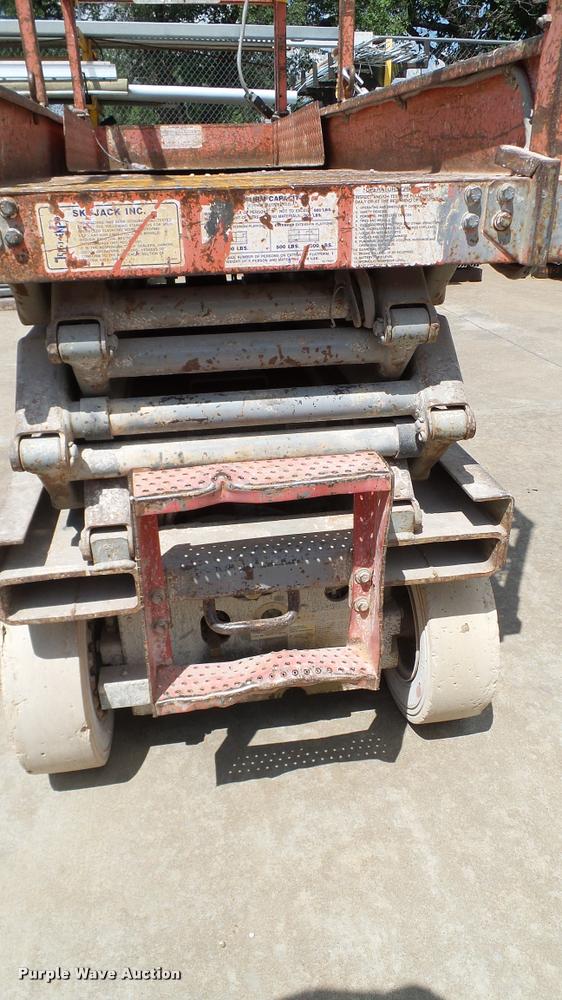 image for item DA6185 Sky Jack SJII 3220 scissor lift