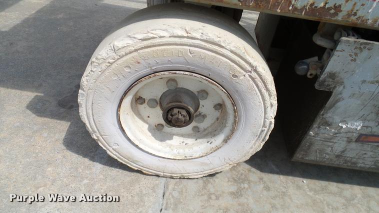 image for item DA6185 Sky Jack SJII 3220 scissor lift