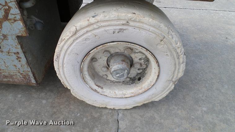 image for item DA6185 Sky Jack SJII 3220 scissor lift