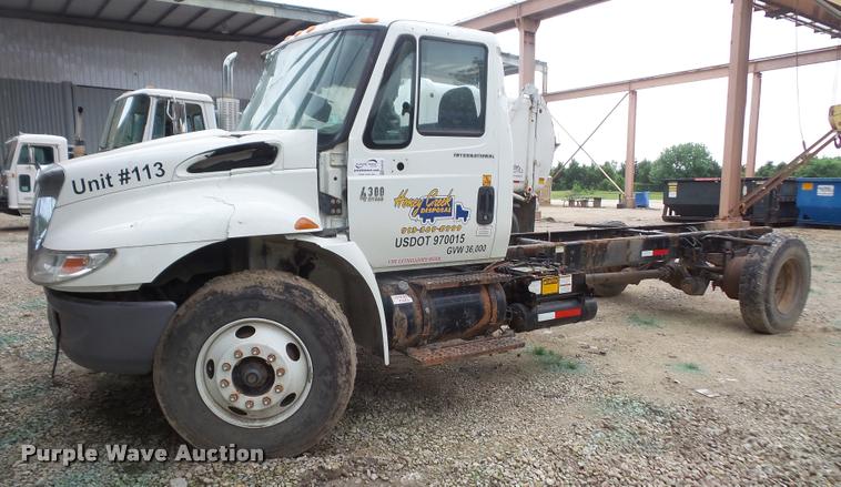 image for item DA6293 2004 International DuraStar 4300 truck chassis