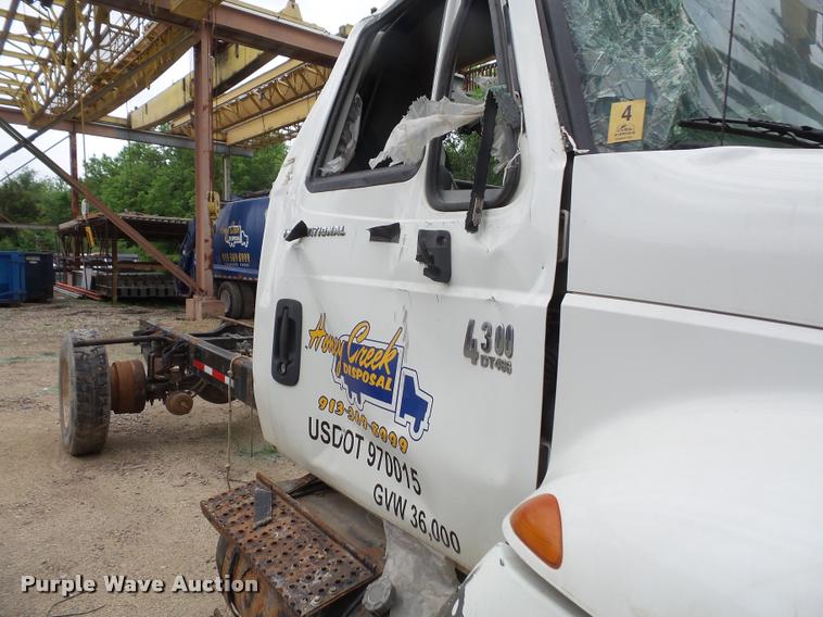 image for item DA6293 2004 International DuraStar 4300 truck chassis