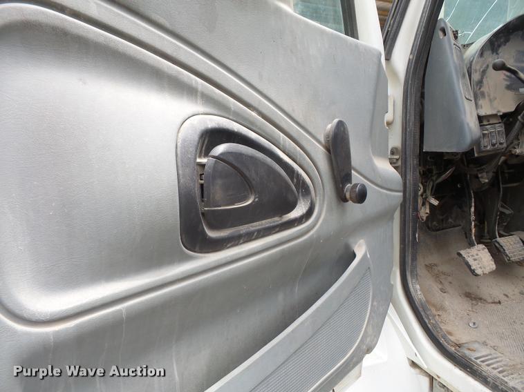 image for item DA6293 2004 International DuraStar 4300 truck chassis