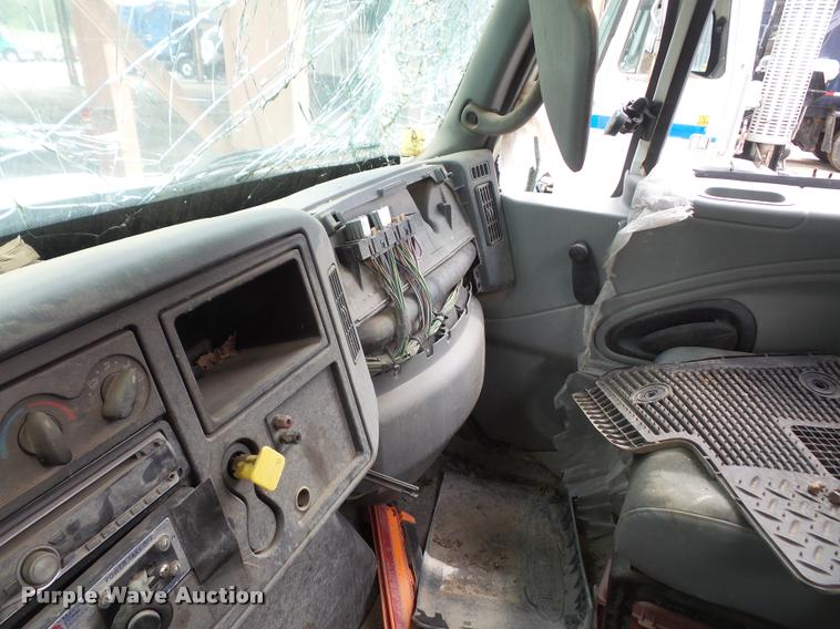 image for item DA6293 2004 International DuraStar 4300 truck chassis