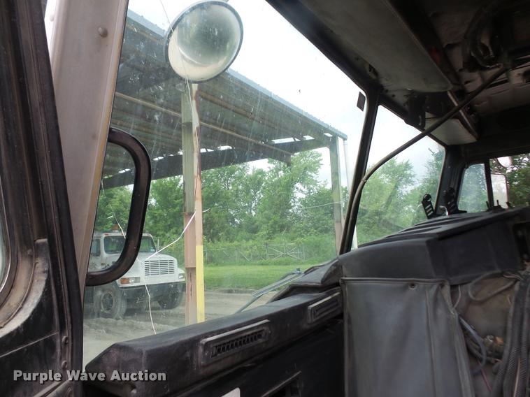 image for item DA6295 1998 Peterbilt 320 refuse truck