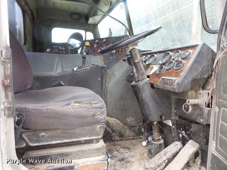 image for item DA6295 1998 Peterbilt 320 refuse truck