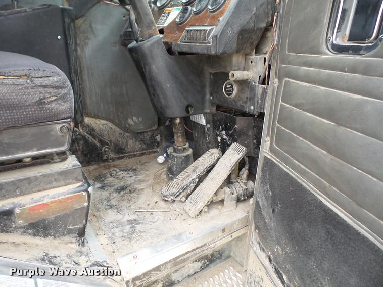 image for item DA6295 1998 Peterbilt 320 refuse truck