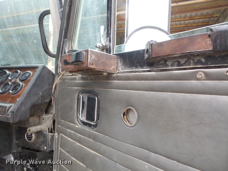 image for item DA6295 1998 Peterbilt 320 refuse truck