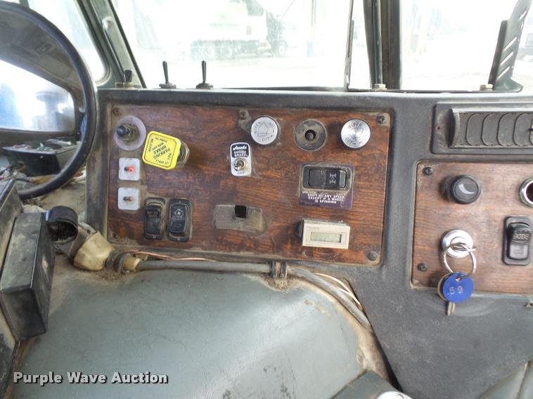 image for item DA6295 1998 Peterbilt 320 refuse truck