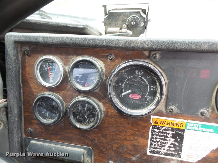 image for item DA6295 1998 Peterbilt 320 refuse truck