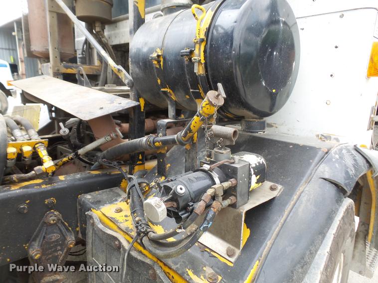 image for item DA6295 1998 Peterbilt 320 refuse truck