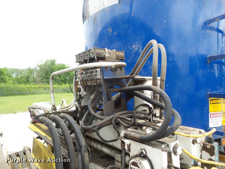 image for item DA6295 1998 Peterbilt 320 refuse truck