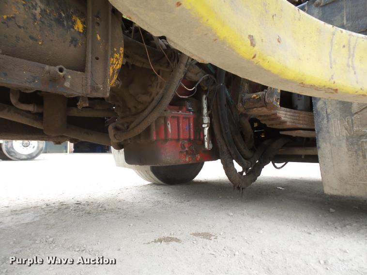 image for item DA6295 1998 Peterbilt 320 refuse truck