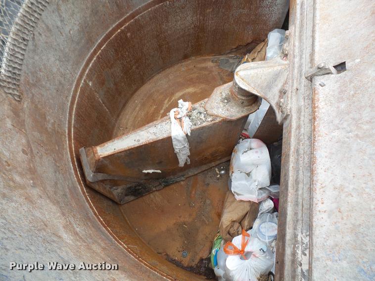 image for item DA6295 1998 Peterbilt 320 refuse truck