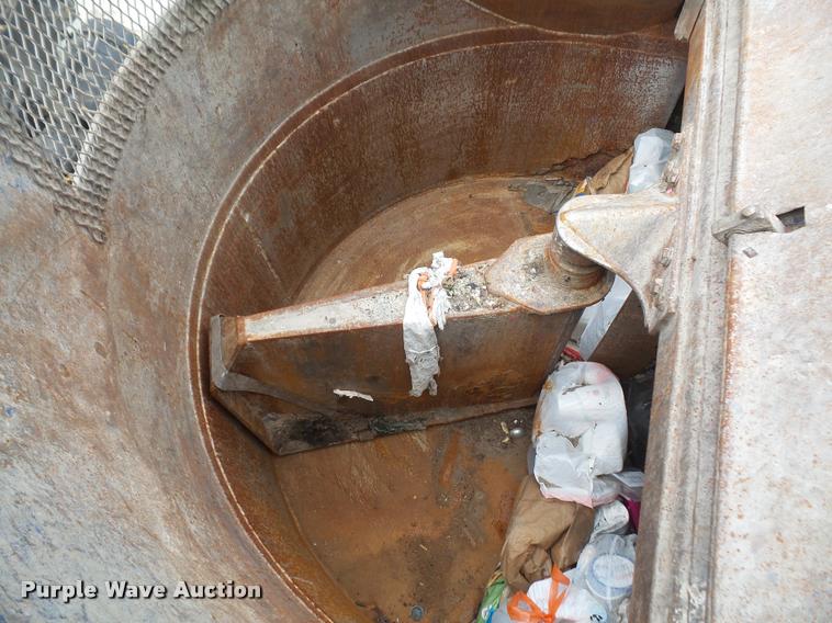 image for item DA6295 1998 Peterbilt 320 refuse truck