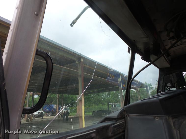 image for item DA6296 1998 Peterbilt 320 refuse truck