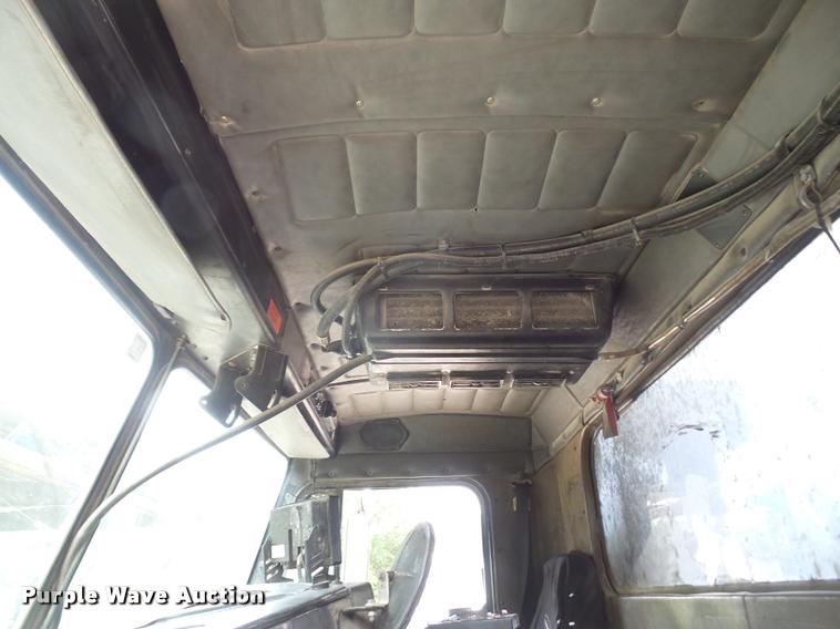 image for item DA6296 1998 Peterbilt 320 refuse truck