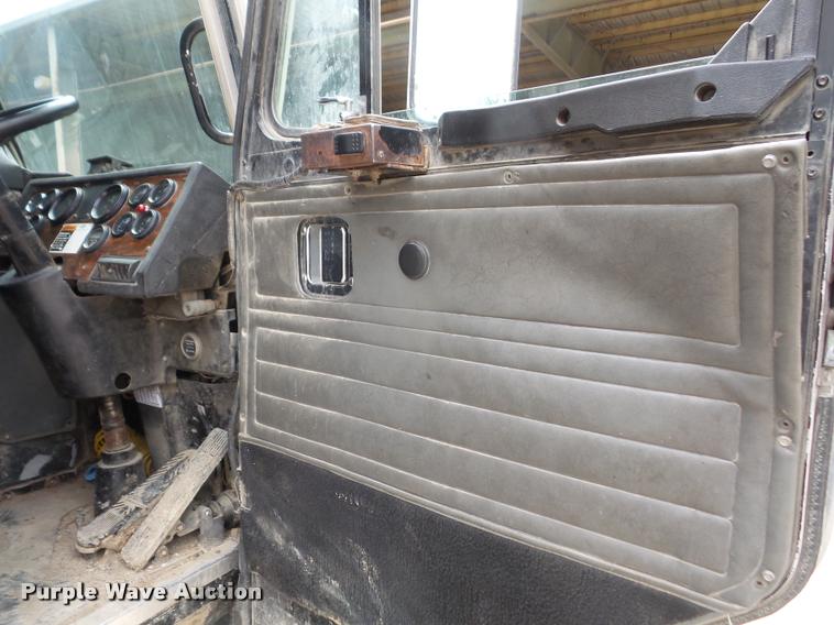 image for item DA6296 1998 Peterbilt 320 refuse truck