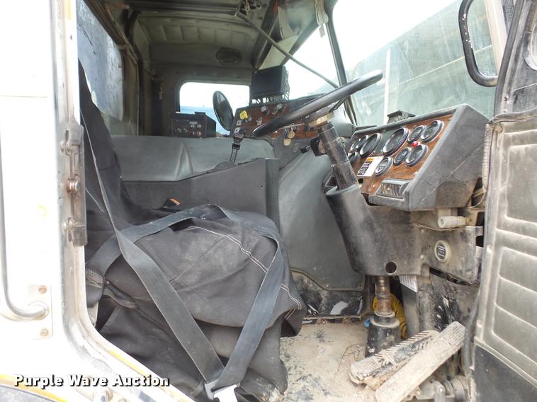 image for item DA6296 1998 Peterbilt 320 refuse truck