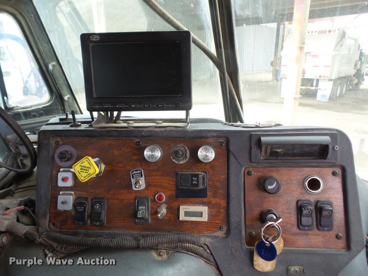 image for item DA6296 1998 Peterbilt 320 refuse truck