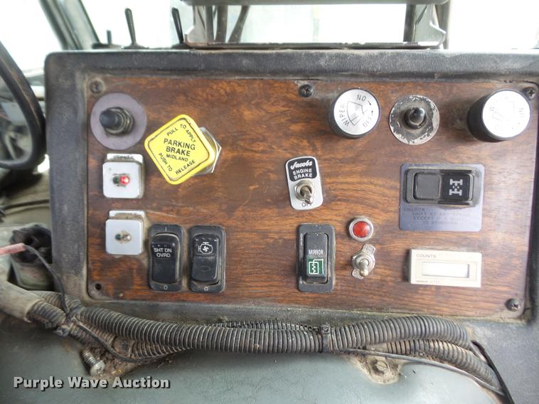 image for item DA6296 1998 Peterbilt 320 refuse truck