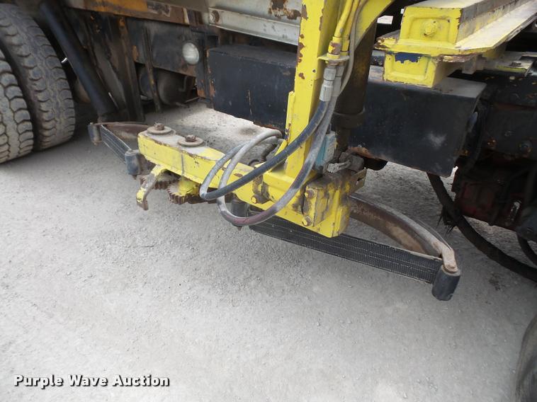 image for item DA6296 1998 Peterbilt 320 refuse truck