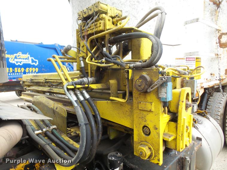 image for item DA6296 1998 Peterbilt 320 refuse truck