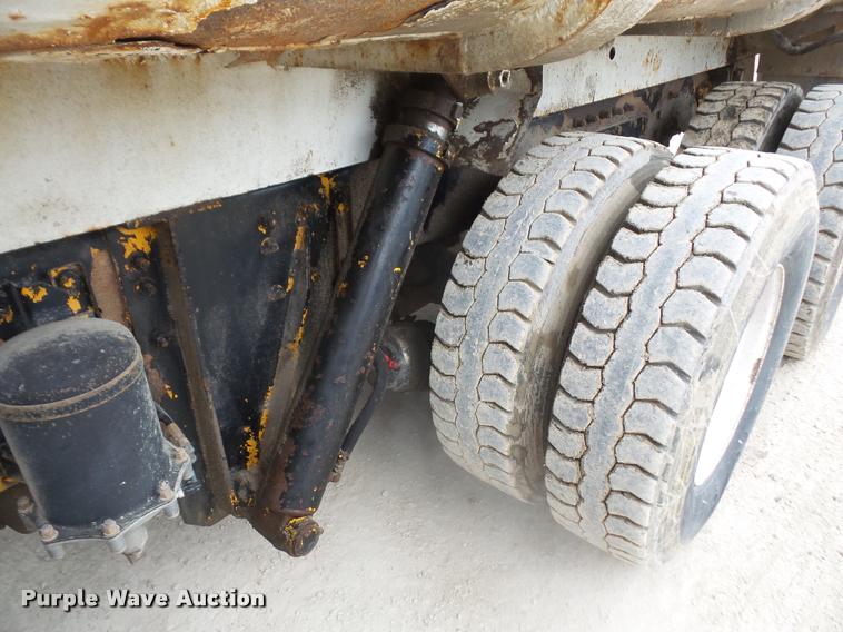 image for item DA6296 1998 Peterbilt 320 refuse truck