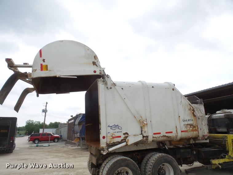 image for item DA6296 1998 Peterbilt 320 refuse truck